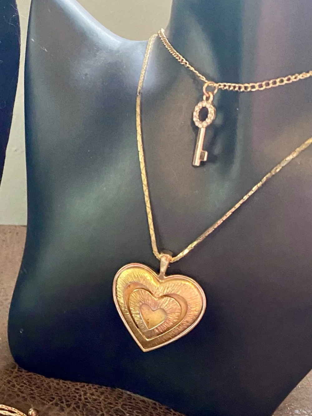 4 Gold tone pendant (MOM, ❤️, key, ❤️locket) necklaces. Bracelets & Earrings - Picture 13 of 13